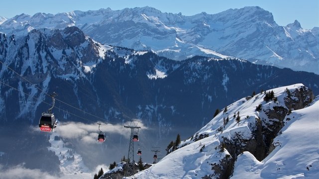 Vue sur les télécabines et panorama du Chamossaire.